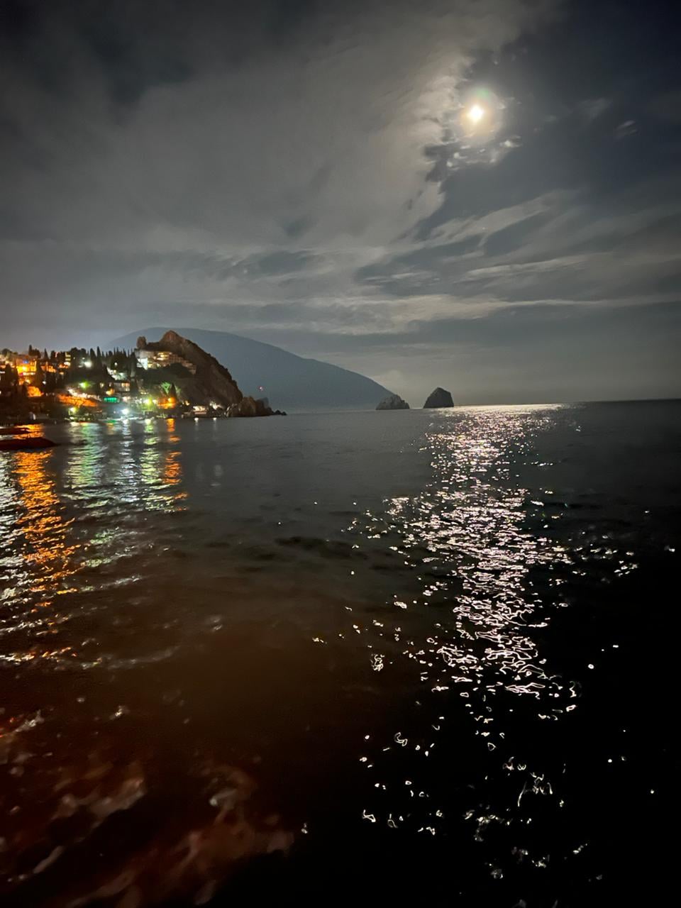 Лунный свет на море