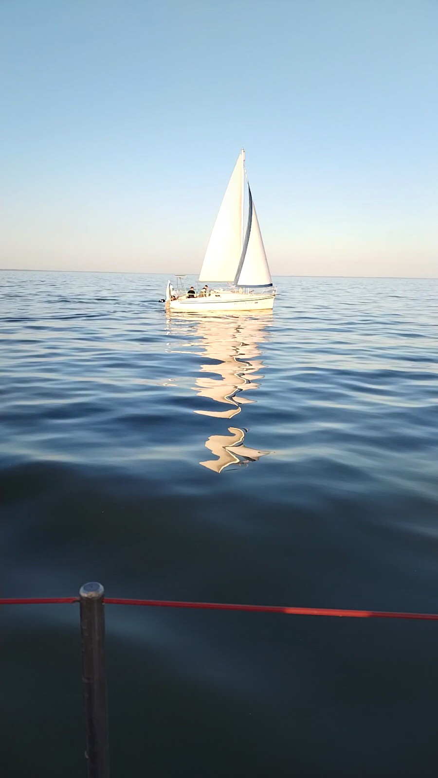 Парусник на спокойной воде